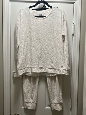 Cozy White Textured Two-Piece Loungewear Set Size Large